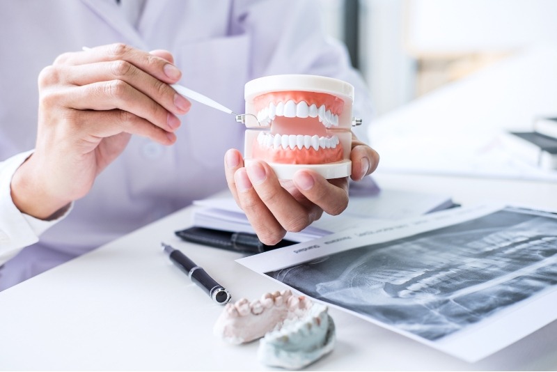 Pérdida de hueso dental: síntomas, causas y soluciones