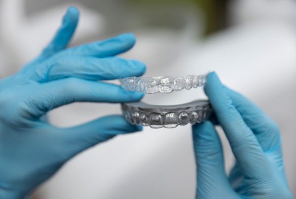 ¿Qué son los ataches de Invisalign?